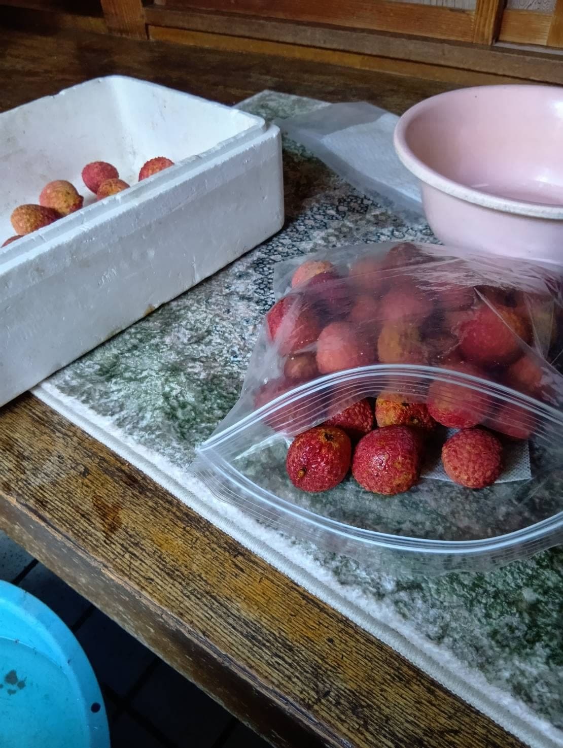 袋と箱に詰めた収穫後のライチ